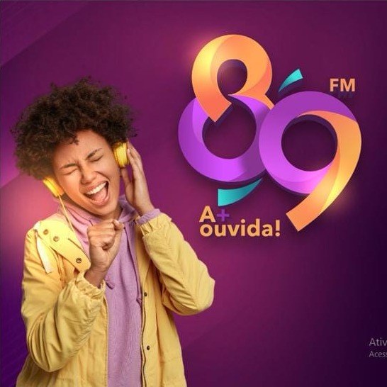 Ouvinte de fone cantando, com a logo da 89 FM ao lado